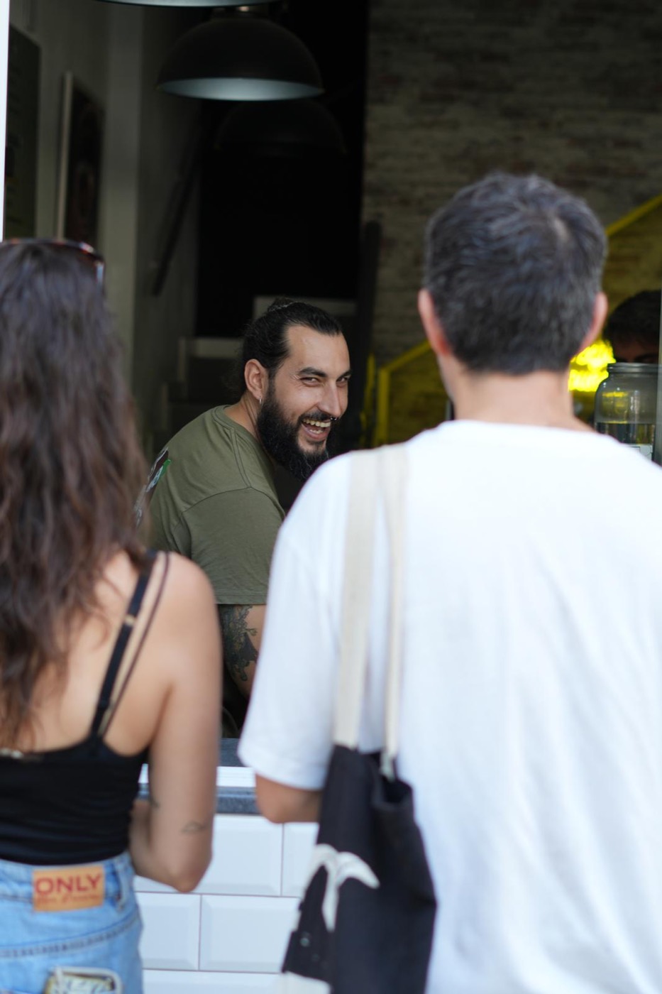 Mr You Coffee sirviendo café en la calle