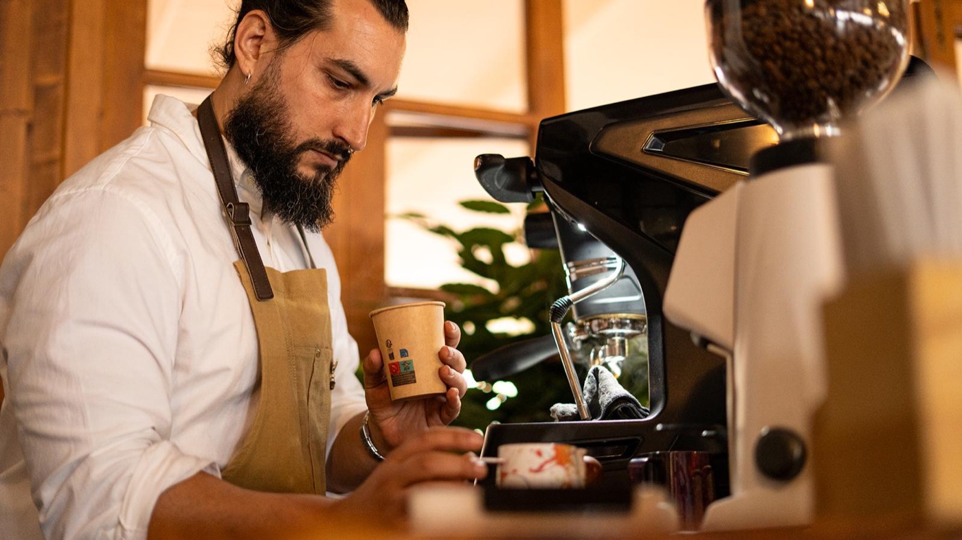 Mr Joe preparando café en la máquina